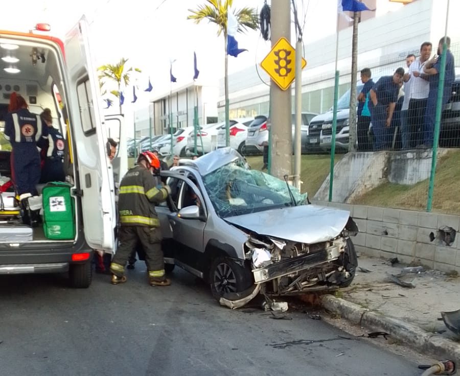 Carro Bate Em Poste Na Frederico Ozanan E Deixa Uma Pessoa Ferida