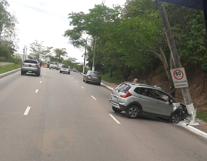 Carro Bate Em Poste Na Avenida Imigrantes Em Jundia