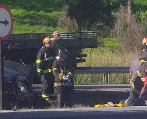 Carro Invade M O Contr Ria Da Rodovia Dom Gabriel Bate Em Carreta E