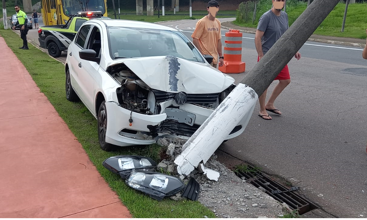 Carro Bate E Danifica Poste Na Avenida Luiz Latorre