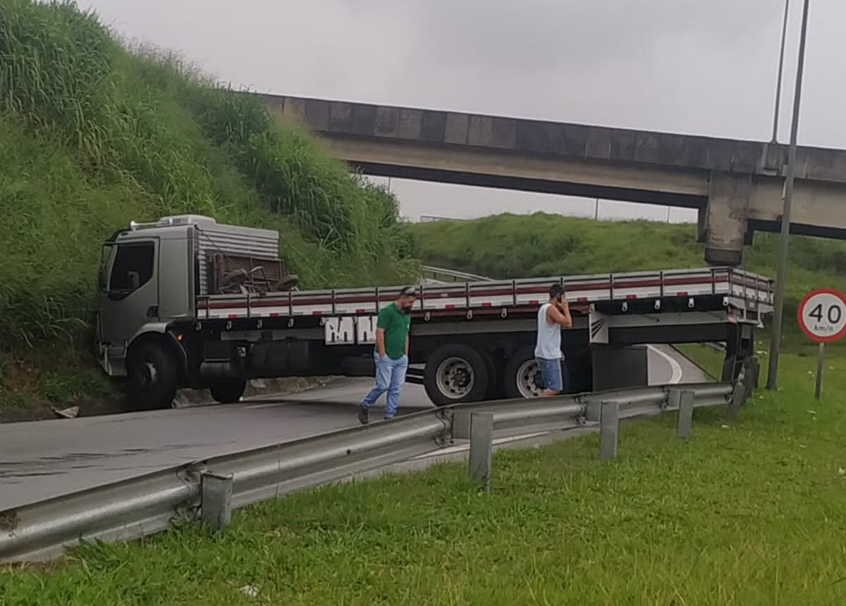 Caminh O Fica Atravessado Na Al A De Acesso Da Anhanguera Para A Dom