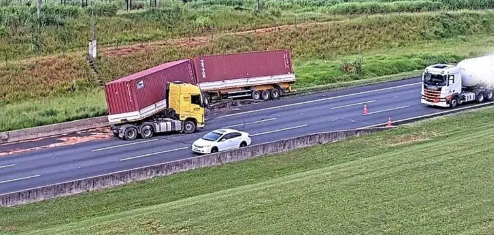 Carreta bate em mureta de proteção da rodovia dos Bandeirantes em